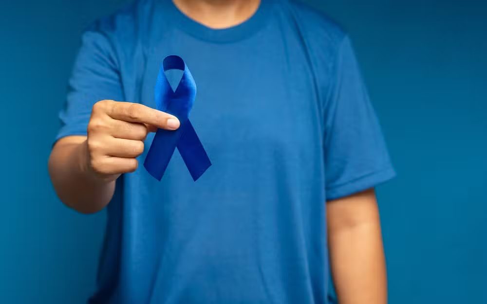 Destacar a importância da conscientização sobre a saúde masculina por meio do símbolo do laço azul — Foto: Canva