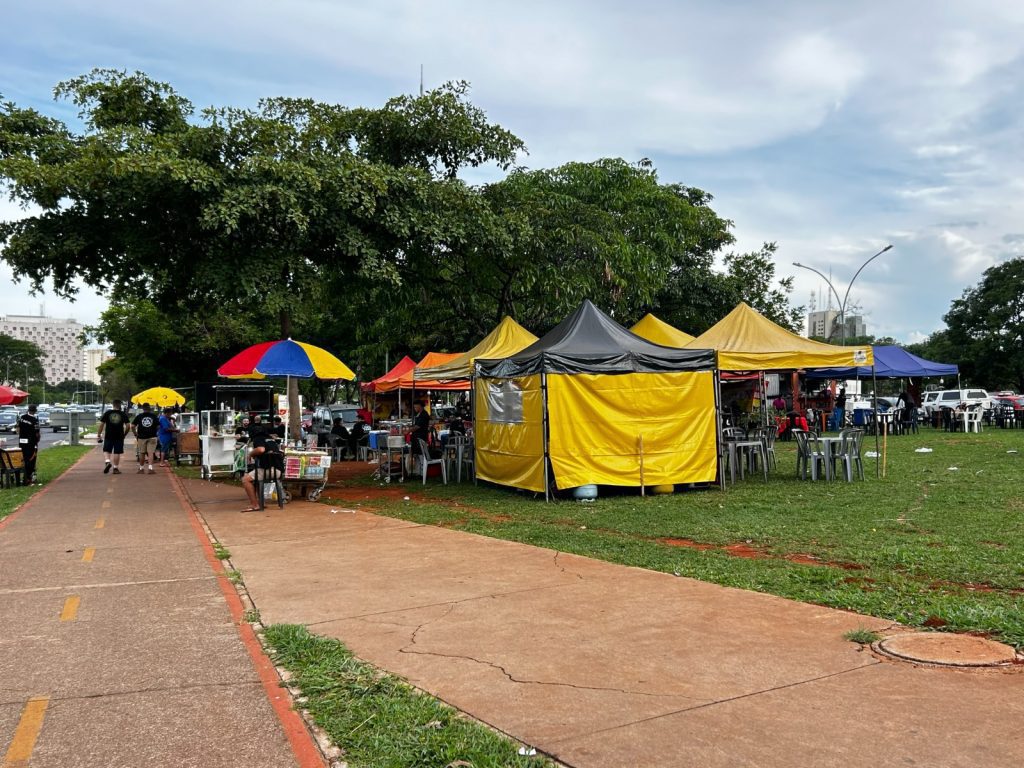 Jogo entre Cruzeiro e Grêmio abre 60 vagas para ambulantes no DF 1 cruzeiro e gremio