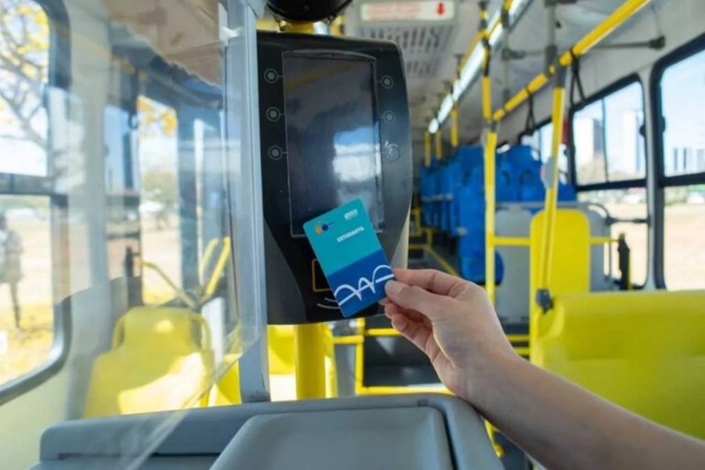 Estudantes do DF poderão usar transporte público gratuitamente em qualquer trajeto após aprovação de projeto. 1 estudantes